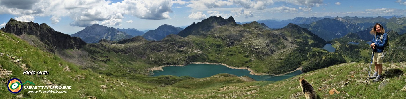 70 Vista sui Laghi Gemelli e i suoi monti.jpg